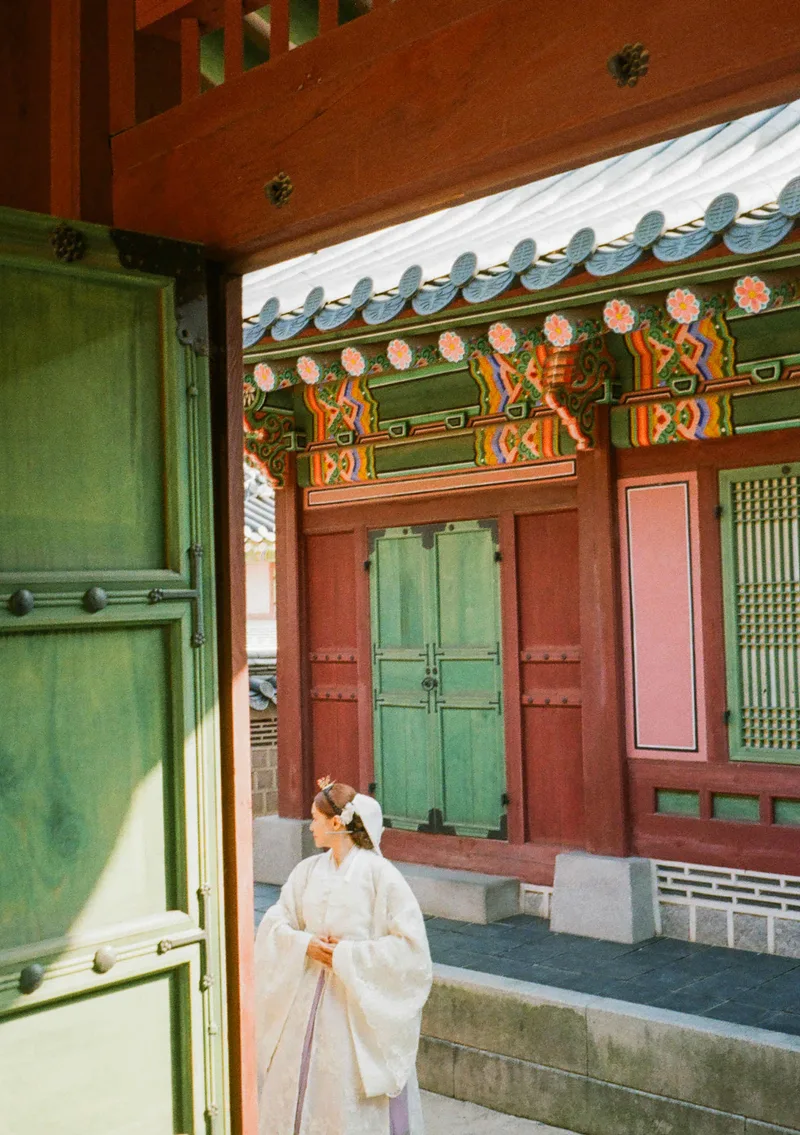 The Princess shot on Lomography CN 100 with a Olympus Pen EE-3, developed at Yeonnam film, by Bionography
