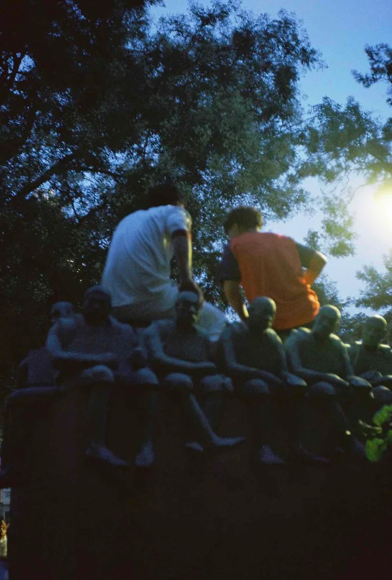 People sitting on people sitting shot on Hundred Eight Hundred with a Yashica J5, by elosie