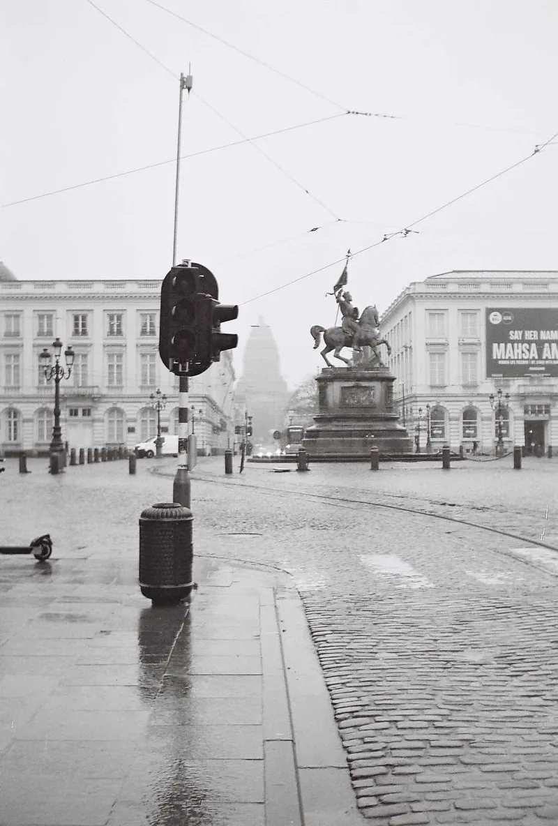 Foggy Brussels shot on Ilford HP5 Plus 400 with a Beirette VSN, by Gab