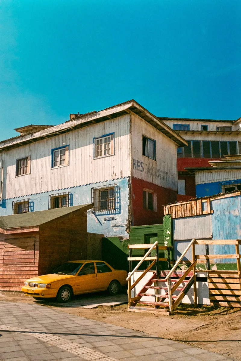 Colors off the coast shot on Fujifilm Superia X-TRA 400 with a Leica M6, developed at Laboratorio Fotográfico JPF, by Hugo