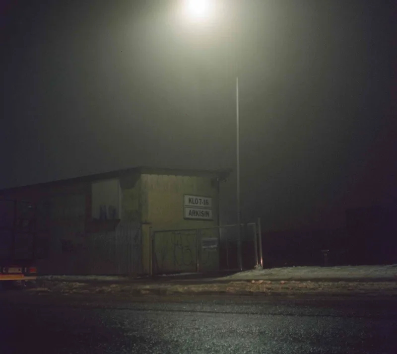 Closed shot on Cinestill 800T with a Rolleicord IV, developed at Fotoyks, by Eetu