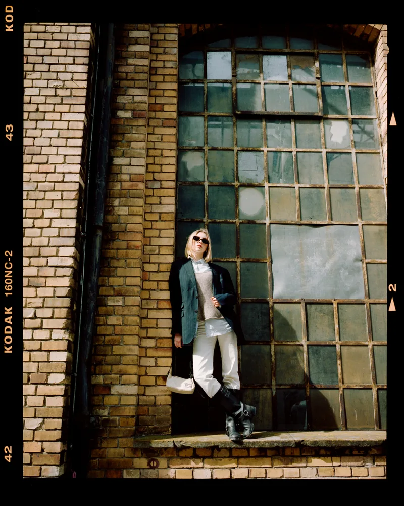 Paula shot on Kodak Portra 160 NC with a Mamiya 7II, developed at viertel vor 8, by kayserlich