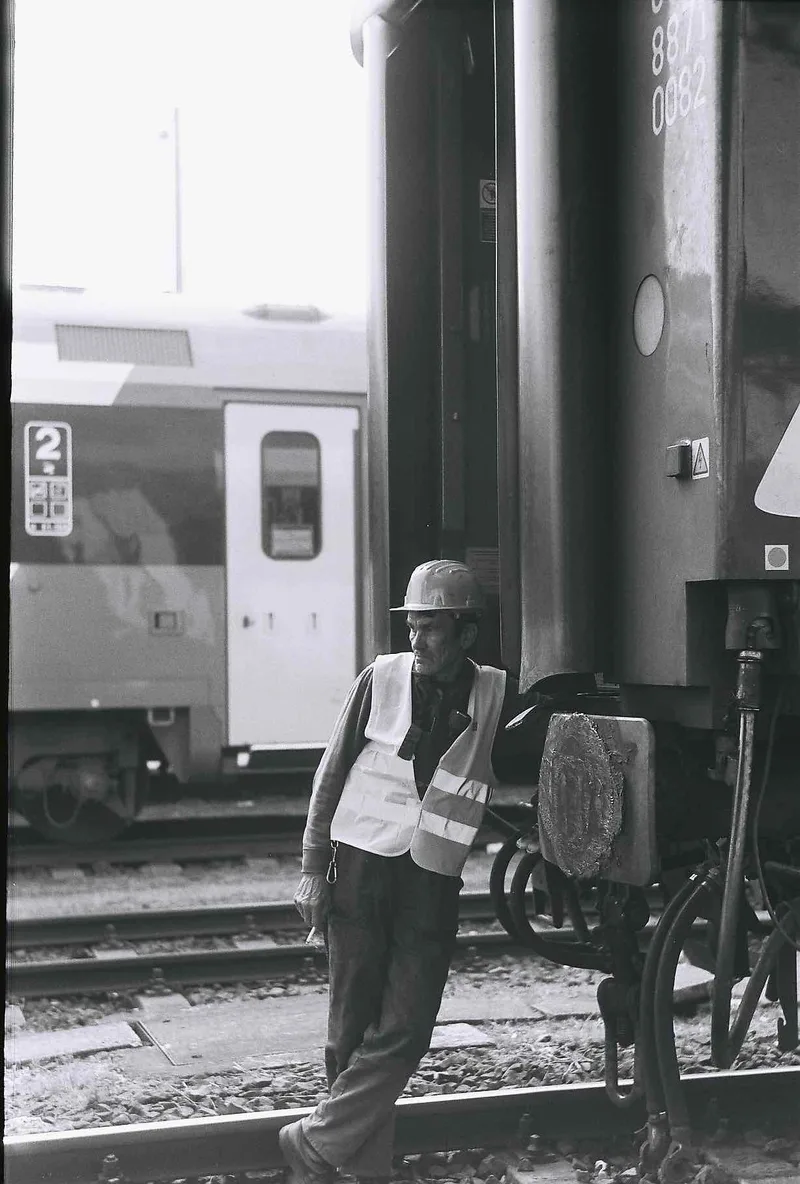Work break shot on Ilford HP5 Plus 400 with a Zorki 4, by Gab