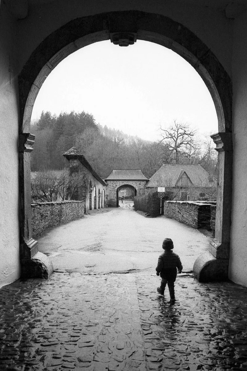 Film photo shot on Ilford HP5 Plus 400 with a Leica M3, developed at Photo Master, by Sumsy