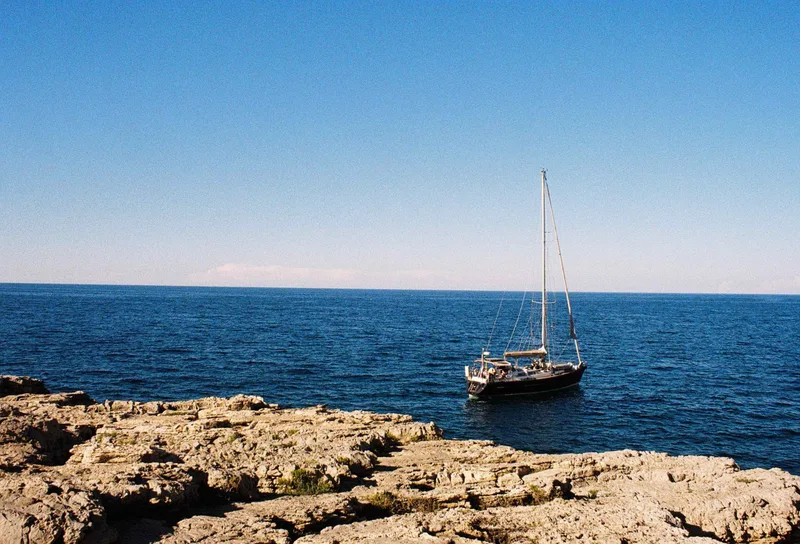 Blue shot on Kodak Gold 200 with a Nikon F3, developed at Labo Gris Souris, by Saina