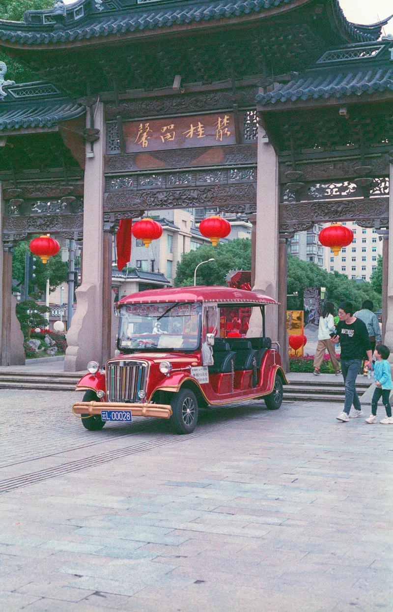 Expired Fuji Super 400 shot on Fujifilm Fujicolor Super 400 with a Canon F-1n, developed at Moyo , by Darren Fielding
