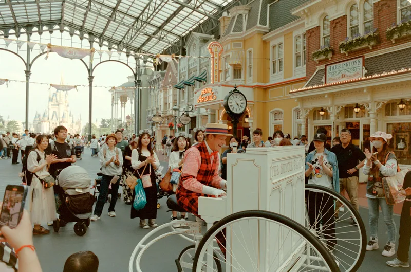 Pianoman shot on Kodak Portra 400 with a Minolta SR-T 101, developed at YKL, by Classic Chairls