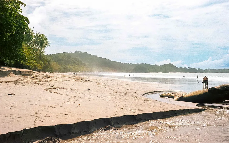 Quiet day at the beach shot on Fujifilm FujiColor C200 with a Nikon F80, by Daniel Alvarado