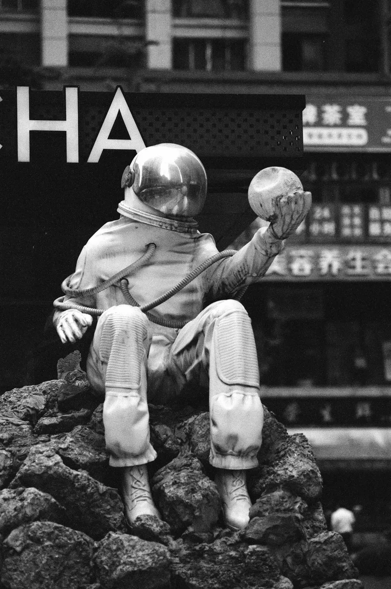 Starman shot on 乐凯 SHD Lucky 400 with a Canon EOS 1V, developed at Bobo Film Lab Chongqing, by BadMonkey