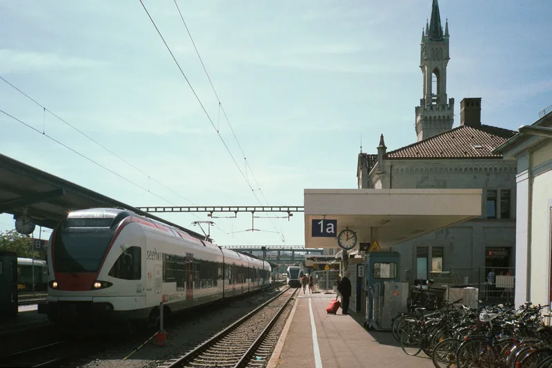Stadler Rail FLIRT (RABe 521) and Stadler GTW (RABe 526 / ET 429 // GTW 2/8) shot on Fujifilm FujiColor C200 with a Konica Genba Kantoku 35WB, developed at MeinFilmLab, by railsonfilm