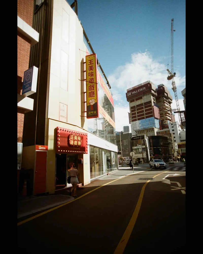 Haeundae shot on Kodak Gold 200 with a Pentax *ist, developed at Photospectrum_hk, by Broknife