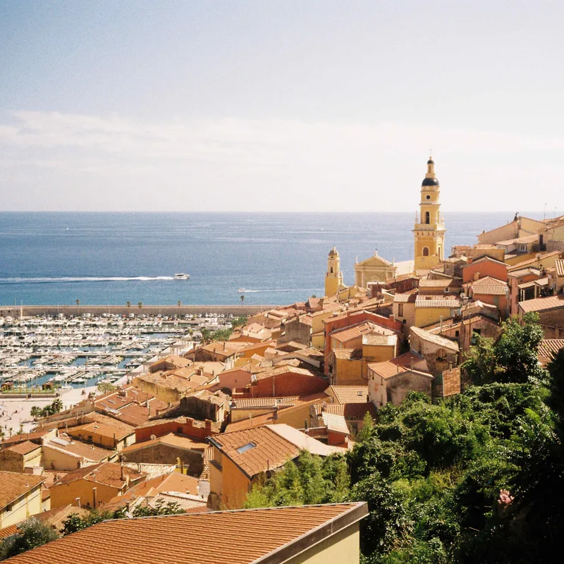 Orange roofs, blue horizon shot on Kodak Gold 200 with a Olympus AF-1 Super, developed at Chambre Noire Nice, by Steph