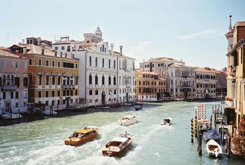 Venise I shot on Kodak UltraMax 400 with a Olympus Mju-II, developed at Photo Cavell, by Célia