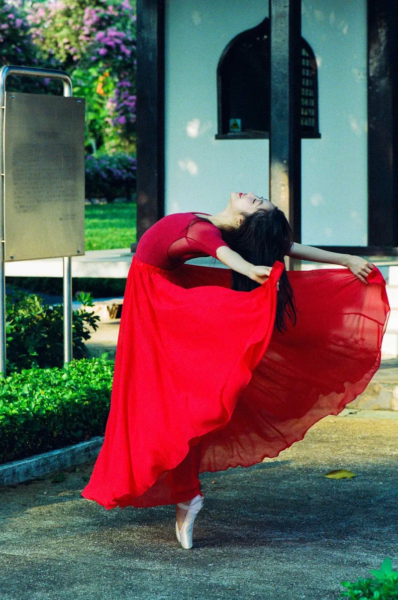 Graceful shot on Kodak Portra 800 with a Nikon F6, developed at Whampoa Colour Centre, by Reggie