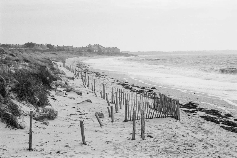 Plage déserte shot on Kodak Double-X 5222 with a Voigtländer Bessa R2, developed at L'Atelier Argentique, by Analogue Resistance