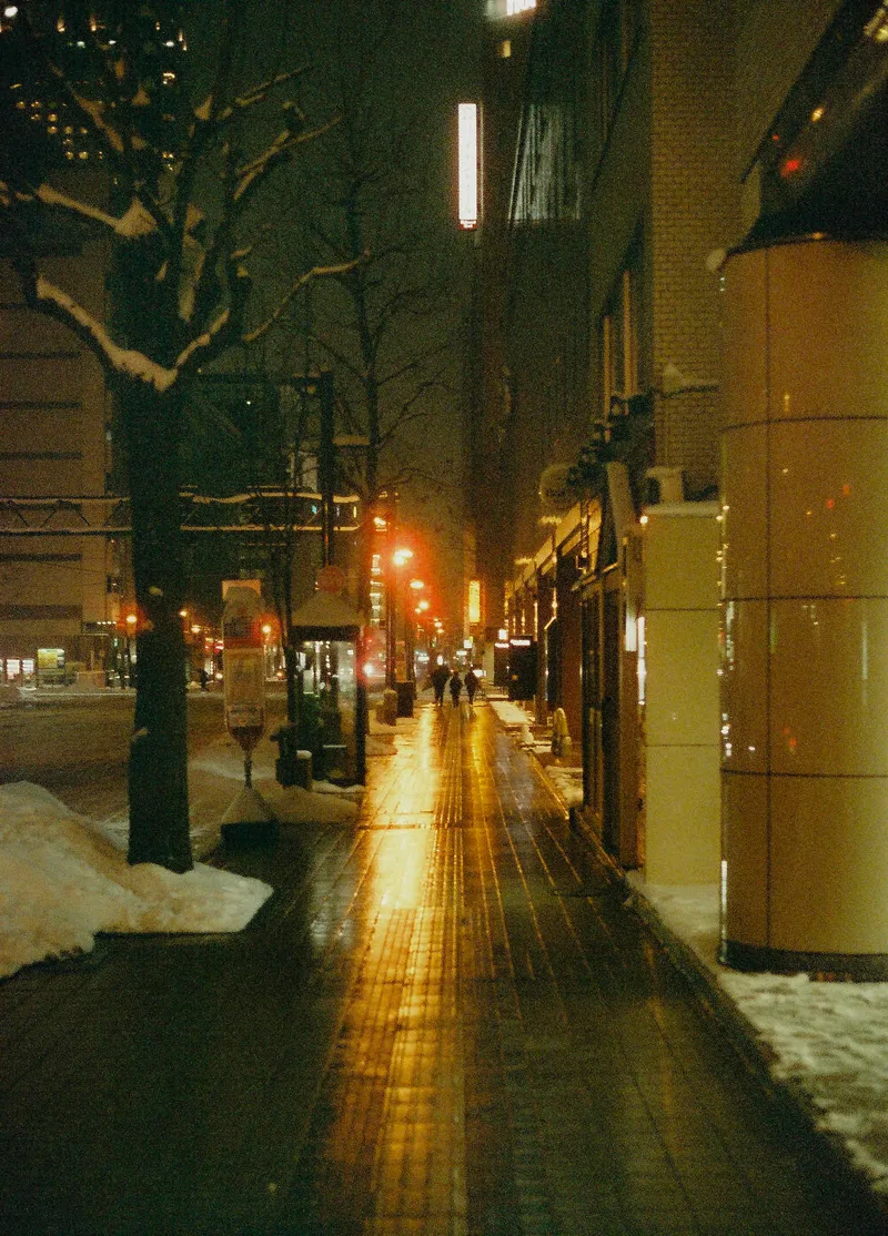 Glowing Alley shot on Marixfilm Marix 400Daylight with a Canon AL-1, developed at Bic Camera Shinjuku, by Som