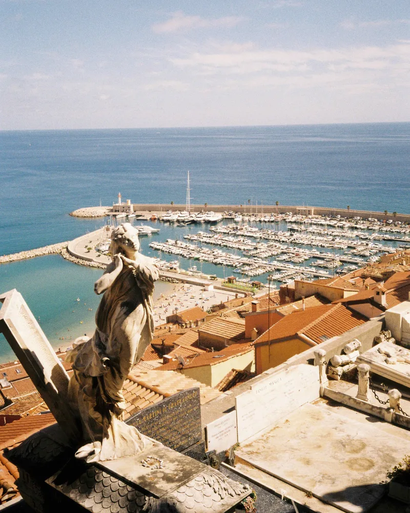 Stone guardian, endless sea shot on Kodak Gold 200 with a Olympus AF-1 Super, developed at Chambre Noire Nice, by Steph