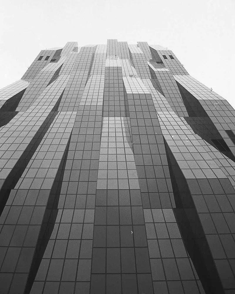skyscraper shot on Lomography Earl Grey 100 with a Nikon FM10, by manuel