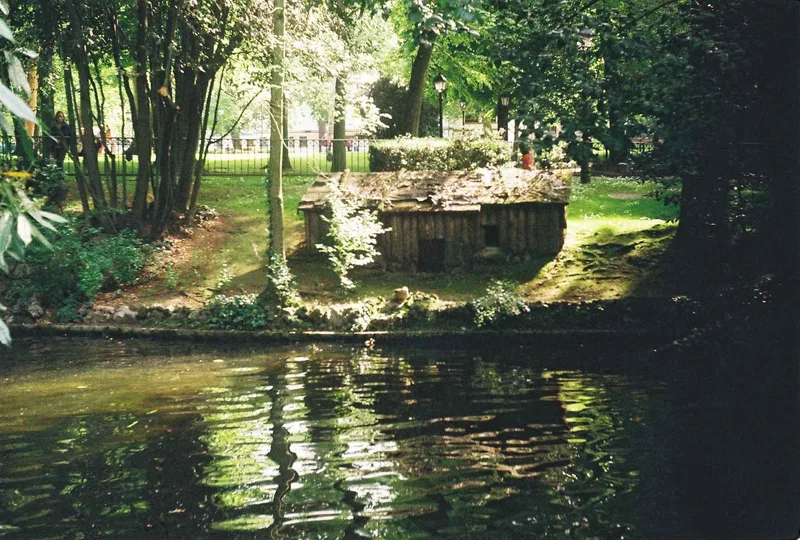 Fairy tale 🧚♀️ shot on Kodak Gold 200 with a Zeiss Ikon Icarex 35S, by Gab