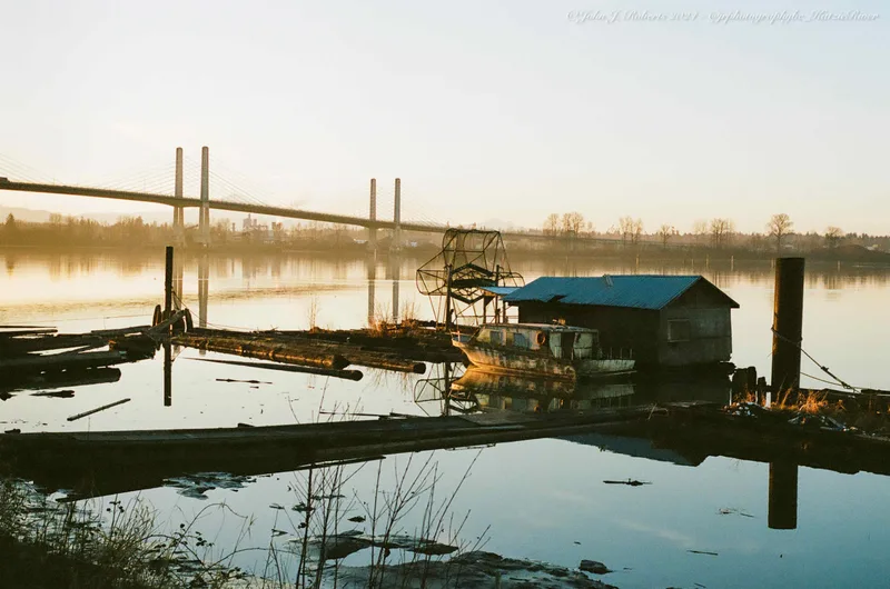 Sunrise at the river shot on Kodak Portra 400 with a Leica LeicaflexSL2, developed at Kerrisdale Cameras, by John Roberts