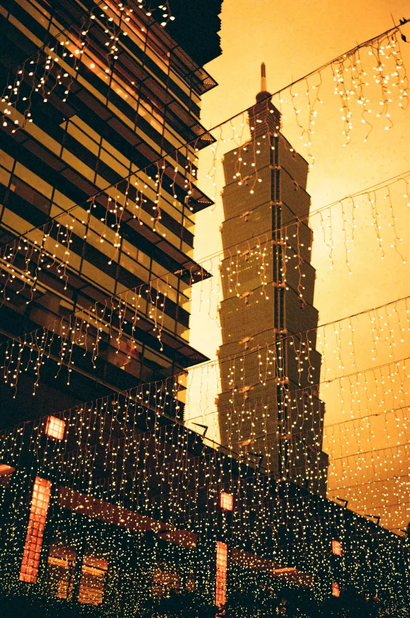 Dazzle shot on Lomography Redscale XR 50-200 with a Leica M-A, developed at 自由數位, by M.Y.T Liu