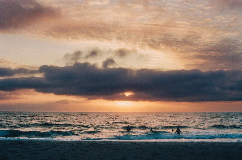 Summer evening with friends shot on Kodak Portra 400 with a Minolta XD, developed at Film Speed Lab, by L3nn.Art