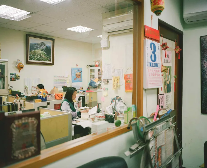 3rd Run - HQ proofreading shot on Lomography CN 800 with a Mamiya 7, developed at Lilai, by Nicolas Datiche