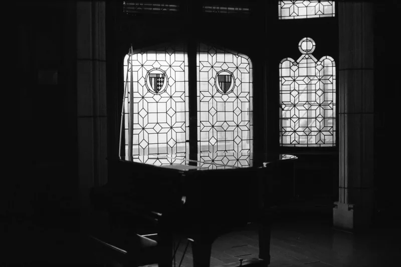 Piano cerrado shot on Foma Fomapan 400 Action with a Olympus OM-1, developed at TOKYO Photo Lab, by Paula