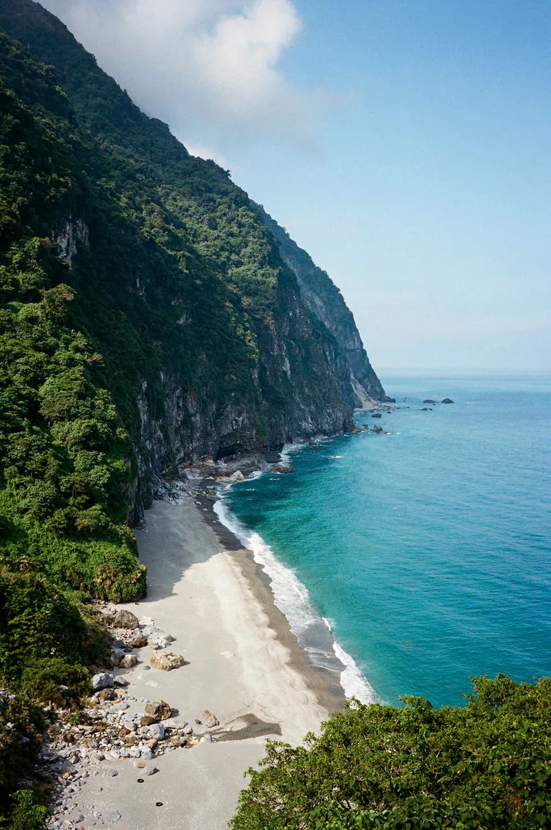 Facing the Pacific shot on Kodak Portra 400 with a Nikon 35ti, developed at 自由數位, by M.Y.T Liu