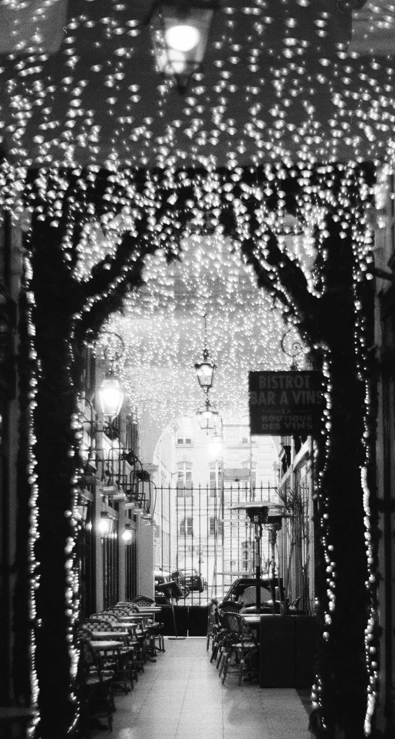 bistrot à vin shot on Ilford HP4 with a Fujica AZ-1, developed at Reportage Image, by Eve