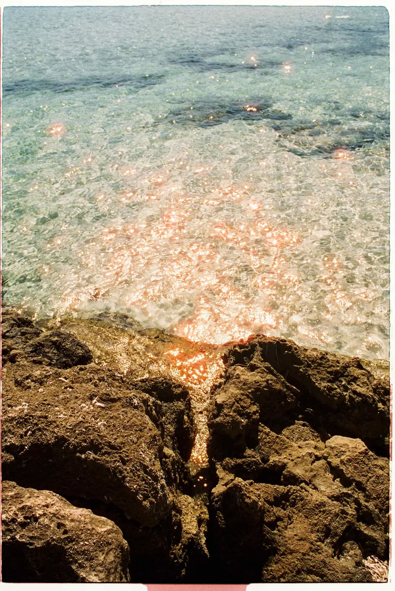 .shore 02 shot on Reflx Lab 400 Daylight with a Mamiya NC1000s, developed at Miva, by roberto