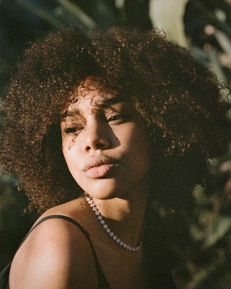 Samantha on film shot on Fujifilm Pro 400H with a Canon 1V, by Alessandro Michelazzi