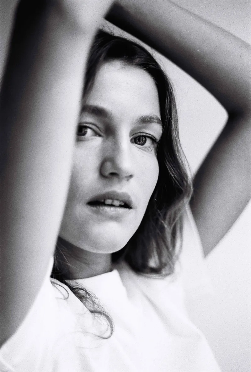 Violette shot on Ilford FP4 Plus 125 with a Canon A-1, developed at Chroma Films, by Billant Sébastien