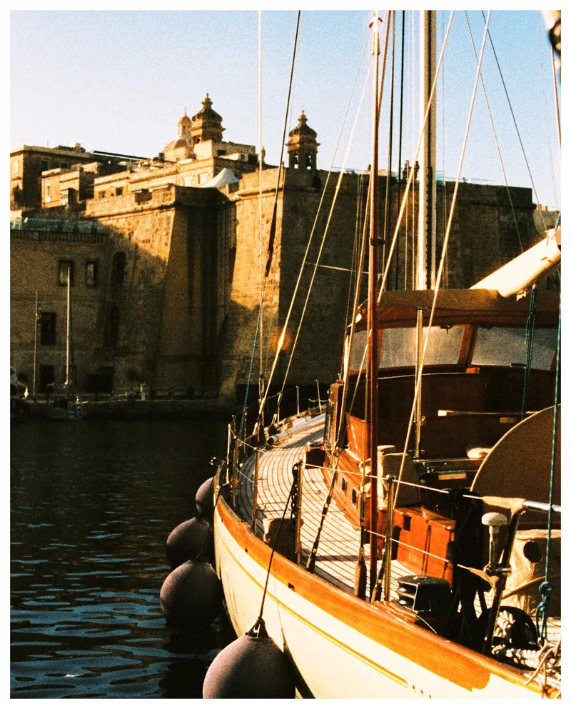 boat in malta shot on Harman Phoenix 200 with a Canon 500N, by juliette