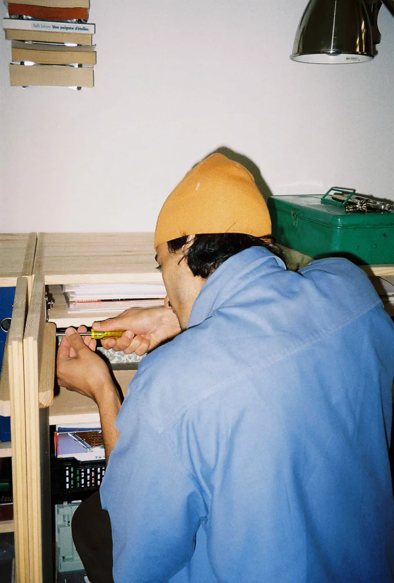 homme à marié shot on Kodak Gold 200 with a Olympus Superzoom 700 XB, by Laura