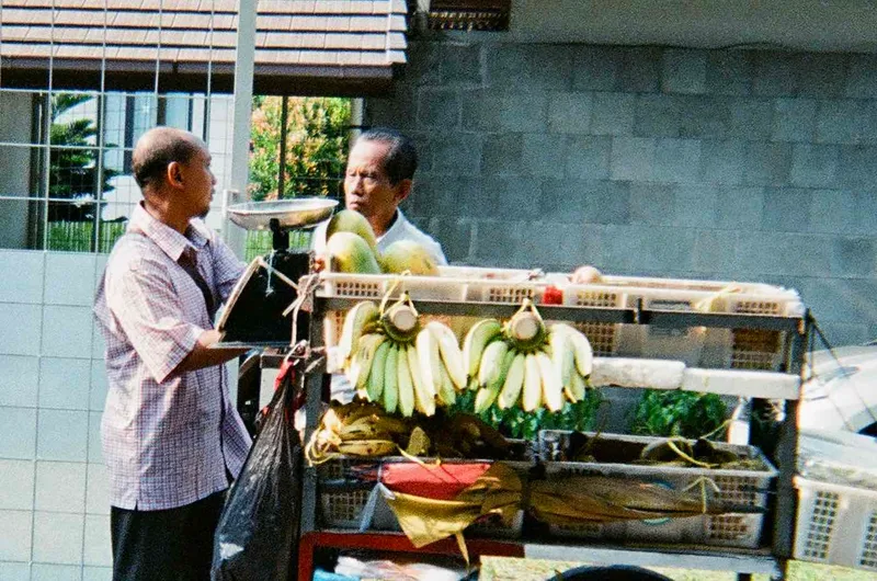 Film photo shot on Lomography CN 400 with a Lomo Simple Use, developed at Labrana Lab, by saleh