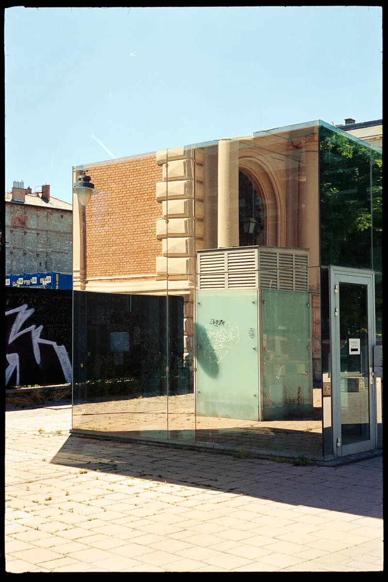 Mirror box shot on Kodak Vision3 250D with a Leica M4-P, developed at Lab4Art, by Vitéz Ádám
