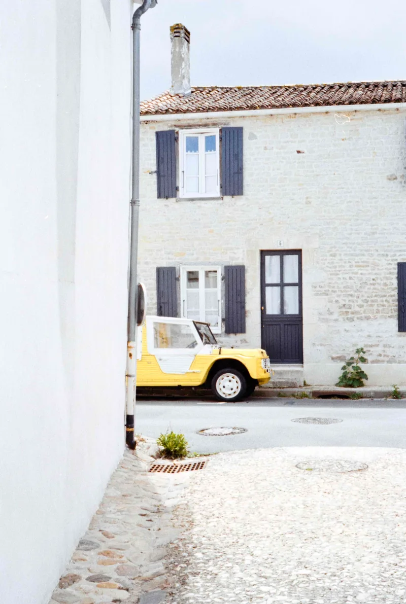 Mehari Safari shot on Kodak Gold 200 with a Minolta Hi-Matic 7s, by Kjelle