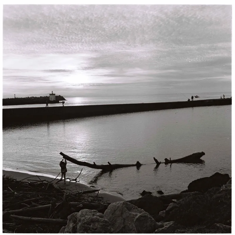Embouchure de l’Adour shot on Kodak Tri-X 400 with a Rolleiflex 2.8C Planar, by Alain