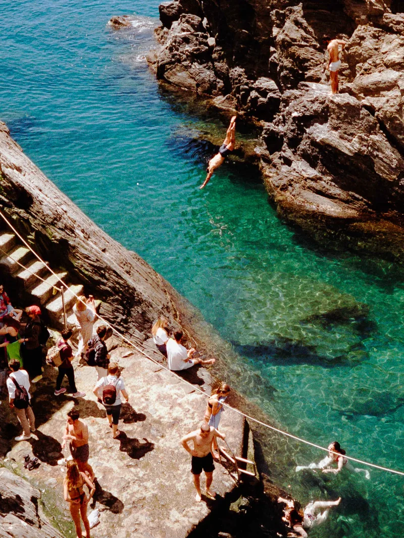 Dive shot on Cinestill 400D with a Leica CL, by film.filipe