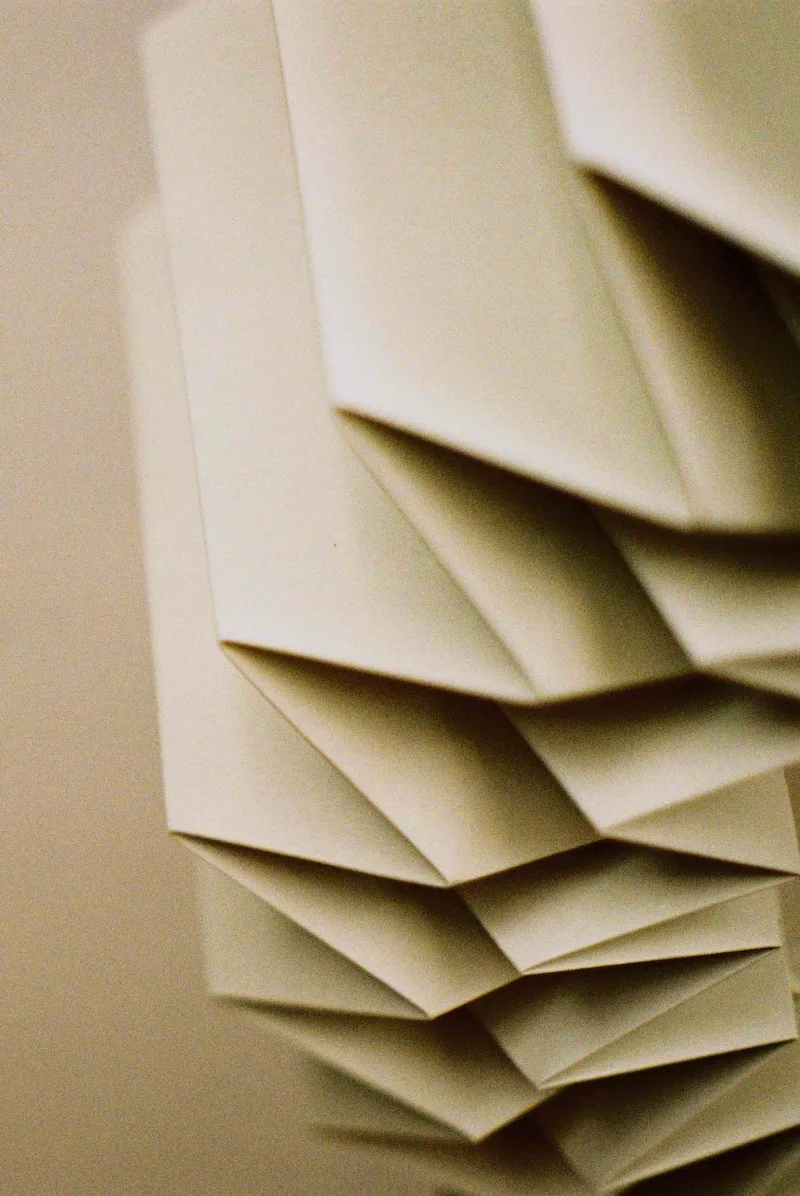 somberness in creases shot on Fujifilm FujiColor C200 with a Minolta SR-T Super, by Andreas Heian Slettevold