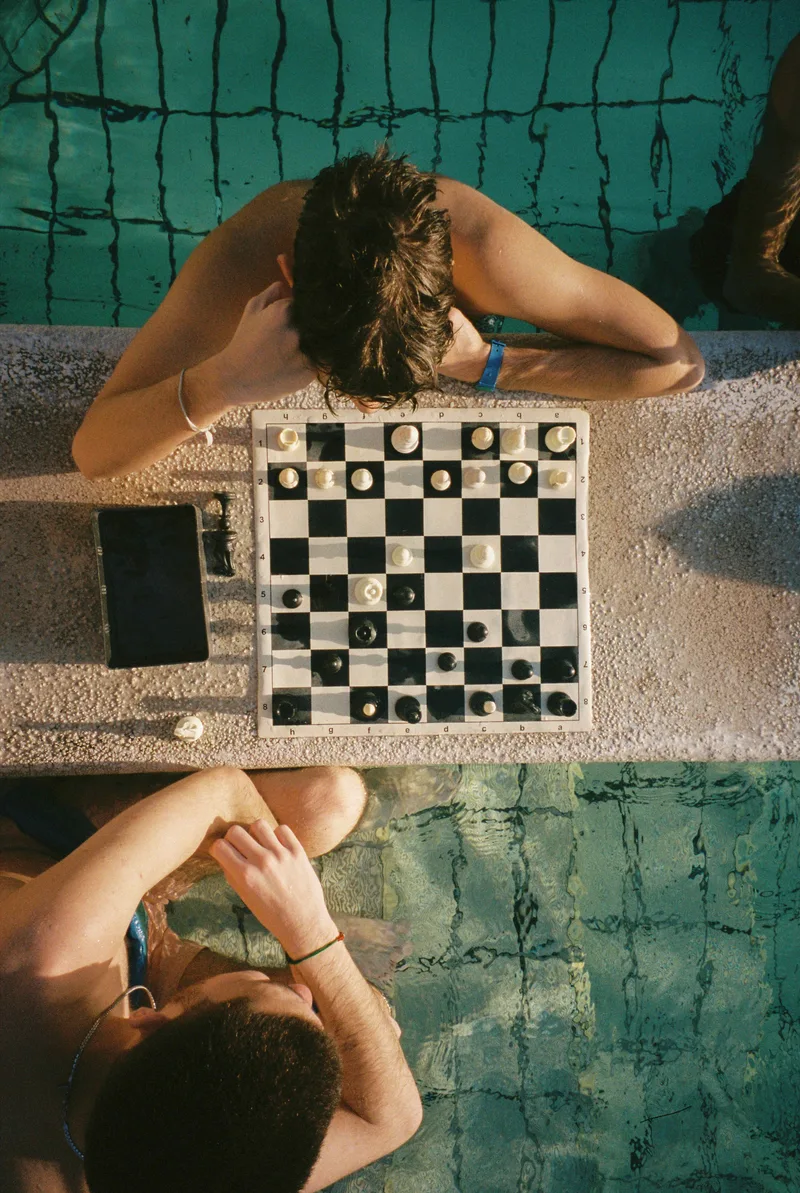 chess in Budapest shot on Kodak Portra 400 with a Minolta Riva Zoom 70W, developed at Carmencita Lisboa, by Pedro