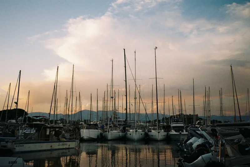 Film photo shot on Kodak ColorPlus 200 with a Konica MT-10, developed at Studio Labo Léonard, by Gaby Salinas