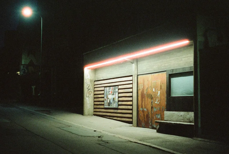 Closed shot on Cinestill 800T with a Leica M5, developed at Fotoyks, by Eetu