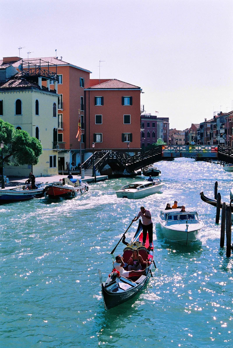 Busy canal shot on Fujifilm FujiColor 100 with a Nikon F2, developed at MeinFilmLab, by Gianluca Wille