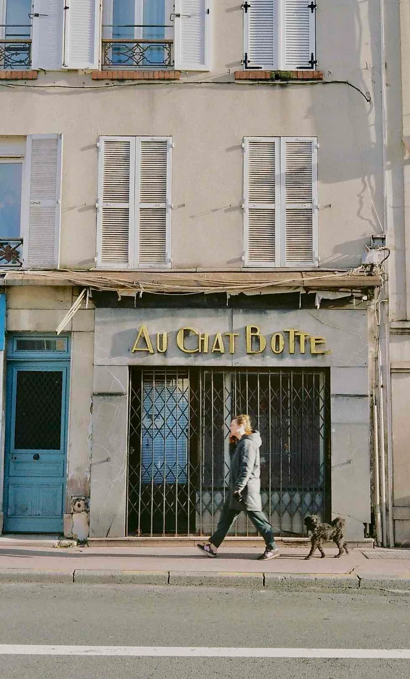 Chat botté shot on Kodak Gold 200 with a Canon Canonet QL17, developed at Camara, by Crevoisier Joel