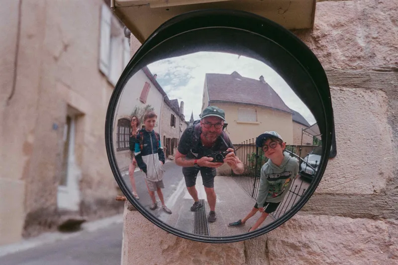 Miroir de Rue shot on FNAC FNAC 200 with a Leica M6, developed at L'Atelier Argentique, by Analogue Resistance