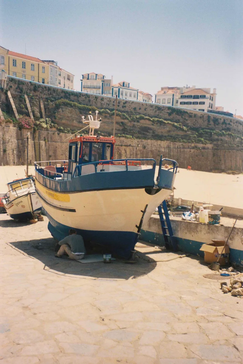 sittin’ on the dock of the bay shot on Kodak Portra 400 with a Minolta Riva Zoom 70W, developed at Carmencita Lisboa, by Alberto Ghetti