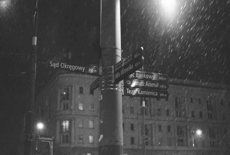varsovie la neige tombe la nuit shot on Ilford HP4 with a Fujica AZ-1, developed at Reportage Image, by Eve