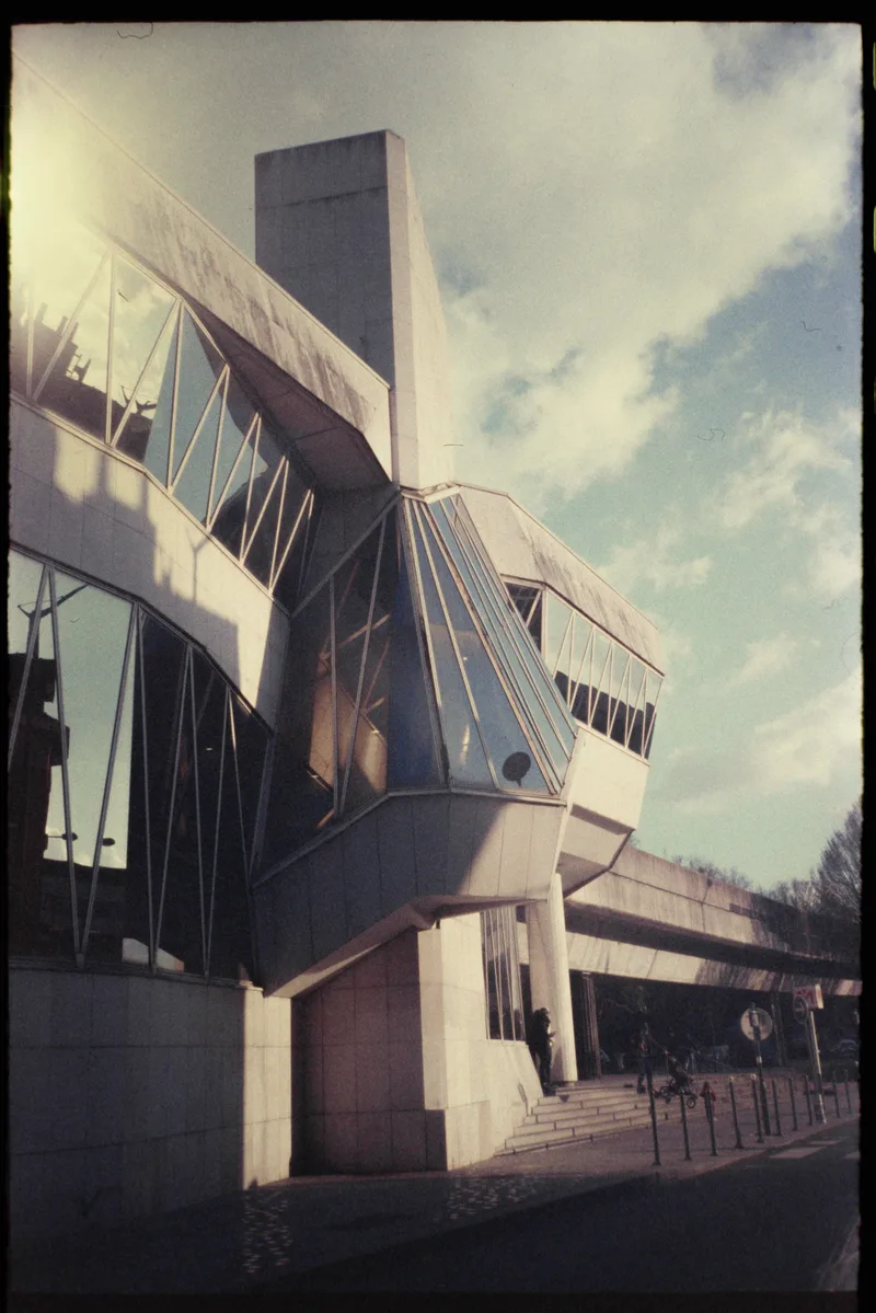 Film photo shot on Kodak Ektachrome 320T with a Nikon L35AF, by Kodakodacc